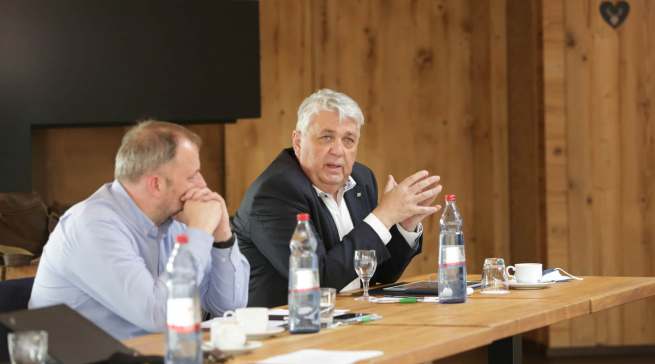 Im interaktiven Austausch mit den EP: Händlern: Torsten Schimkowiak, Leiter Vertrieb bei ElectronicPartner (l.).