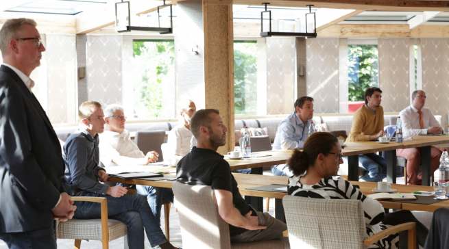 Regionalleiter Armin Hellen (links) brachte den Händlern aus seiner Region die neuesten Informationen rund um die Marke EP: aus der ElectronicPartner Zentrale mit.