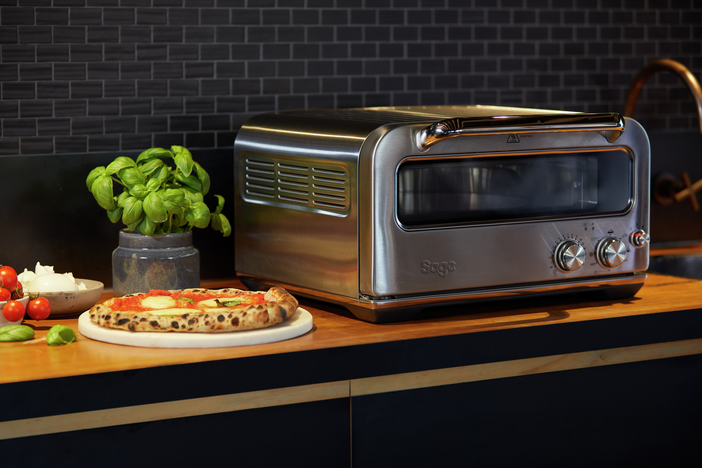 Mamma mia: Mit einer Temperatur von bis zu 400 Grad Celsius backt der Smart Oven Pizzaiolo eine knusprige Pizza nach traditionell neapolitanischer Art in nur zwei Minuten.