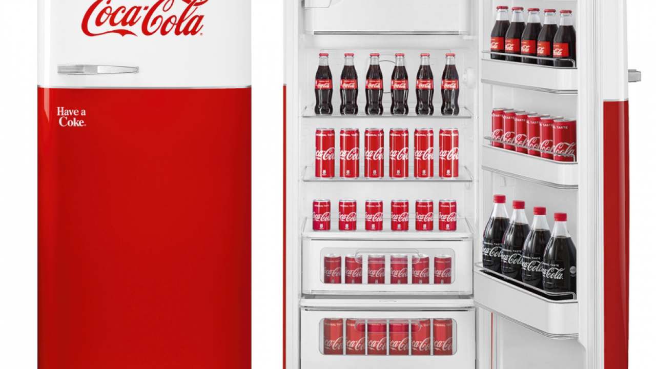 Smegs ikonischer Coca-Cola-Kühlschrank im Stil der 50er Jahre.