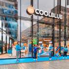 CEO Pieter Zwart (2.v.l.) und Store Manager Stefan Kleinsorge (2.v.r.) eröffneten am vergangenen Freitag den ersten Coolblue-Store in Deutschland. Fotos: Coolblue, Machan