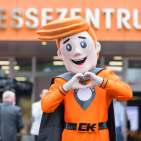 „Local Hero“, das Messe-Maskottchen der EK/servicegroup, freut sich auf die Besucher der ersten Branchenmesse im Jahr 2022.