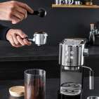 Zusammen mit Smeg Testsieger: Die Krups Espressomaschine Virtuoso hat verschiedene Siebeinsätze, sodass entweder eine oder zwei Tassen Espresso zubereitet werden können – und das in weniger als einer Minute.