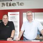 Jörg Barthel (l.) und Sven Degen (r.) haben als ehemalige Medimax Geschäftsführer gemeinsam EP:Loevenich in Jülich übernommen. Fotos: ElectronicPartner