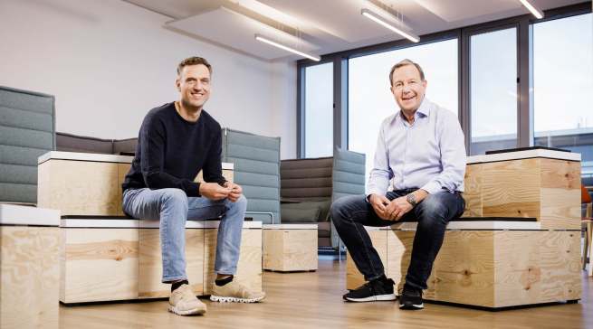 Ein Generations- und Epochenwechsel bei Amazon DACH, der dennoch Kontinuität ausstrahlt: Rocco Bräuniger (l.) wird zum Jahreswechsel neuer Country Manager. Er folgt auf Ralf Kleber (r.). Foto: Thorsten Jochim