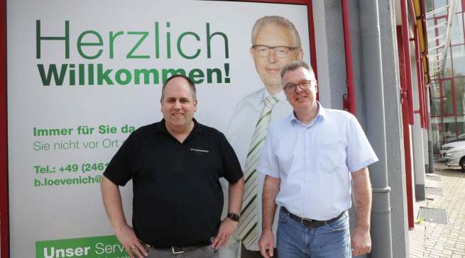 Anders als es das Bild suggeriert, wacht Balthasar Loevenich (im Bildhintergrund) nicht über sein Lebenswerk, sondern hat Jörg Barthel und Sven Degen bei der Übernahme bestmöglich unterstützt.