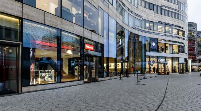 Top-Adresse: Der neue Miele Marken Store an der Königsallee 2 („Kö-Bogen“) mit Nachbarn wie Apple, Breuninger, Joop! oder Porsche Design.
