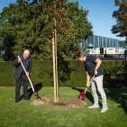 Firmengründer Fred Hitzler und CEO Andreas Wahlich pflanzten symbolisch den ersten Baum für den Venta-Wald.