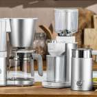 Filterkaffeemaschine, Kaffeemühle und Milchaufschäumer von Zwilling in Silber und Schwarz.
