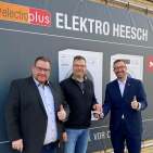 Unser Foto zeigt v.l.n.r.: EK Regionalleiter Rainer Herold, Inhaber Andreas Heesch und Martin Wolf, Leiter Vertrieb und Marketing Elektro/Küche/Licht.