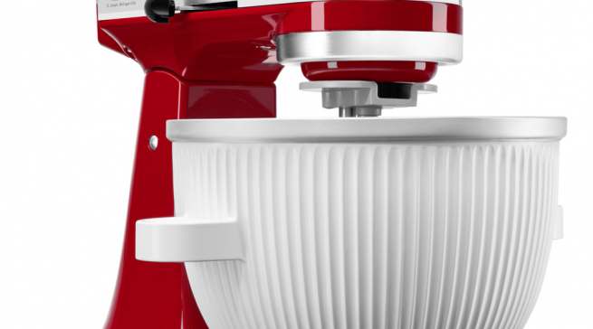 KitchenAid Speiseeismaschine mit Eisschüssel.