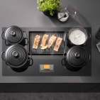 Auf diesem vernetzungsfähigen Premium-Induktionskochfeld kann nichts anbrennen und muss auch nichts nachgeregelt werden, denn Sensoren unter der Glasoberfläche regulieren die Temperatur exakt. Fotos: AMK