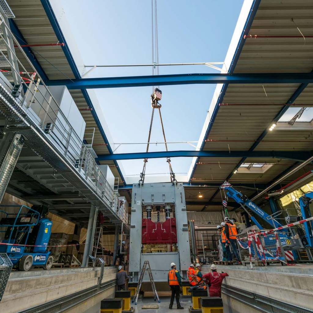 Die erste der neuen Pressen für das Miele-Werk Bünde ist an ihrem Platz. (