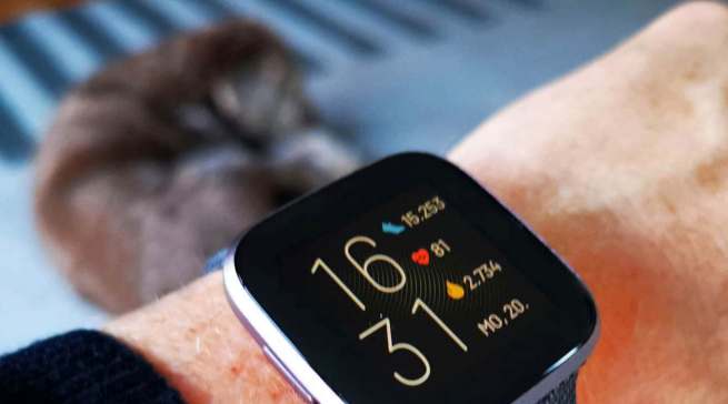 Wearables sind weiterhin auf Wachstumskurs. Unser Foto zeigt die Fitbit Versa 2 Smartwatch.