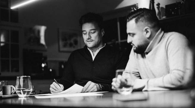 Hasib Khan (r.), hier mit Investor Markus Diekmann, ist CEO und Co-Founder von Bringoo.