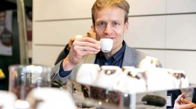 Ein Kaffee-Genießer lädt ein zu den esperto Kaffeetagen: Brömmelhaupt-Geschäftsführer Robert Drosdek.