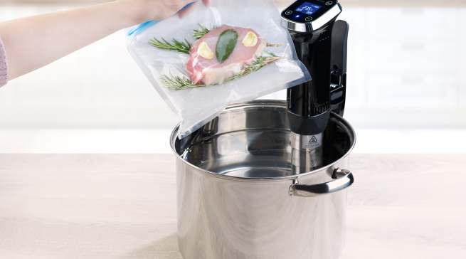 Rosenstein & Söhne Sous Vide Garer mit Bedienung über LCD-Display und 4 Tasten.