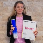 Kerstin Glanzer, Marketingleitung Beurer, mit der Auszeichnung zur „Marke des Jahrhunderts“.