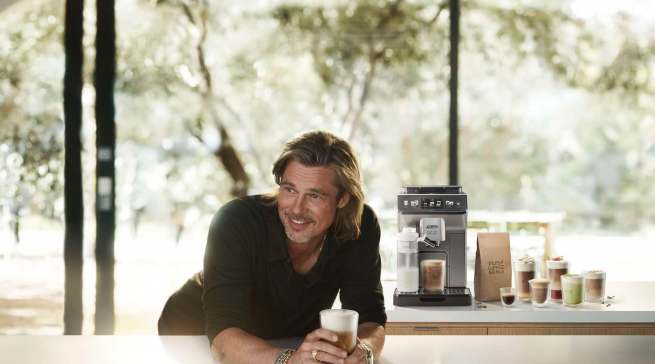 Brand Ambassador Brad Pitt präsentiert den neuen Kaffeevollautomaten Eletta Explore von De’Longhi.