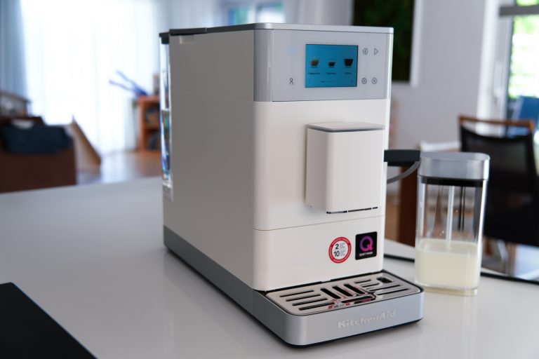 KitchenAid KF4 im Test: Schmaler Kaffeevollautomat mit großem Iced-Coffee-Versprechen