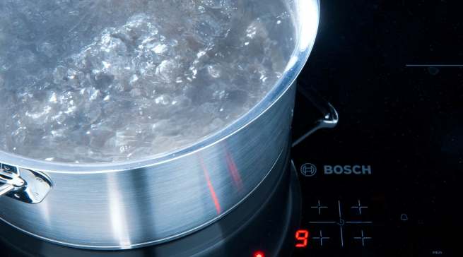Kein Kochfeld erhitzt Wasser so schnell wie Induktion. Fotos: Stiftung Warentest