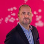 Wechselt die Marke und den Farb-Hintergrund: Nach 25 Jahren bei der Deutschen Telekom startet Michael Schuld Mitte April als neuer Chief Commercial & Marketing Officer bei MediaMarktSaturn.