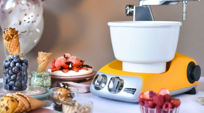 Ankarsrum Küchenmaschine Assistent Original mit Aufsatz für Eiscreme.