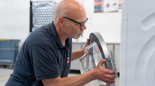Die BSH investiert in neue Geschäftsmodelle wie das kürzlich in Österreich gestartete „Refurbished“-Pilotprojekt, bei dem professionell wiederaufbereitete Waschmaschinen von Bosch mit Herstellergarantie zum Verkauf angeboten werden.