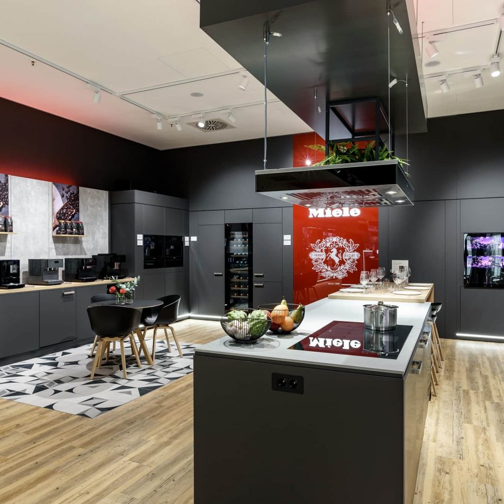 Im „Genussbereich“ des Miele Experience Centers begrüßt das Team die Kundinnen und Kunden mit Kaffeespezialitäten und frisch zubereiteten Kostproben aus der Aktivküche.