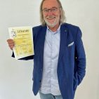 Da kommt Freude auf: Hermann Graef mit der Urkunde „Partner des Fachhandels“.