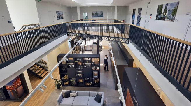 Das neue Gebäude von Liebherr verfügt über einen Liebherr Experience Showroom im Erdgeschoss sowie Büro- und Konferenzräume im ersten Stock.
