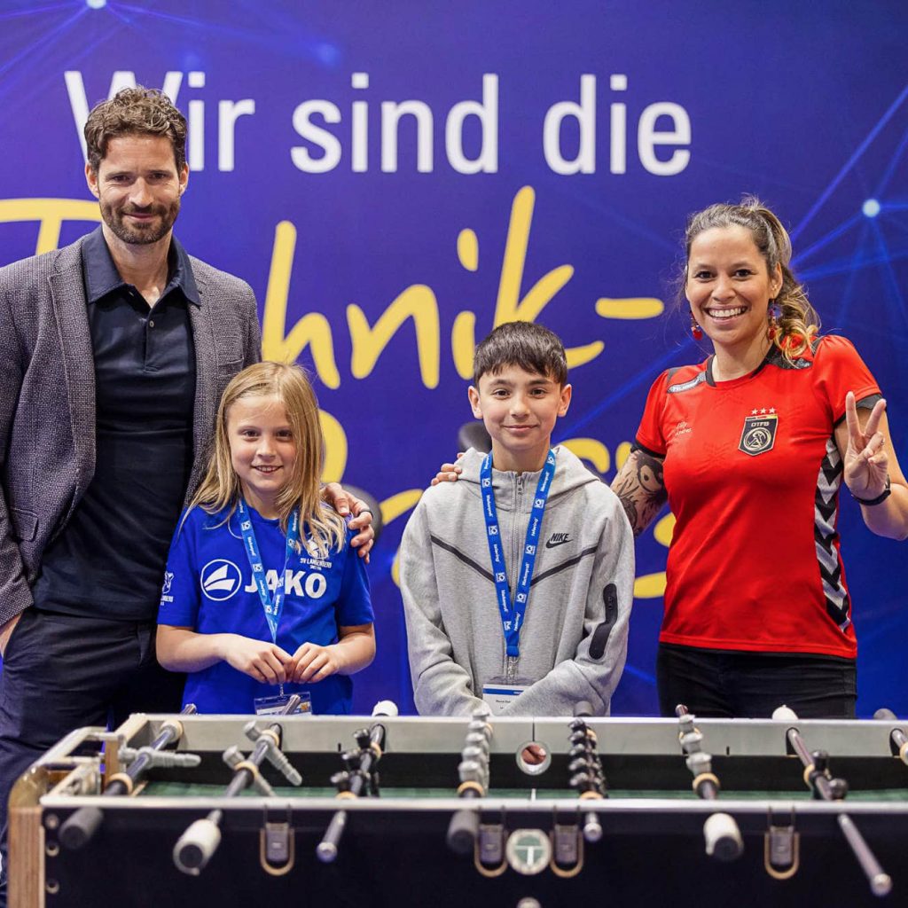 Prominenter Besuch: Ex-Fußball-Nationalspieler Arne Friedrich (l.) und Lilly Andres (Weltmeisterin im Tischkichern, r.).