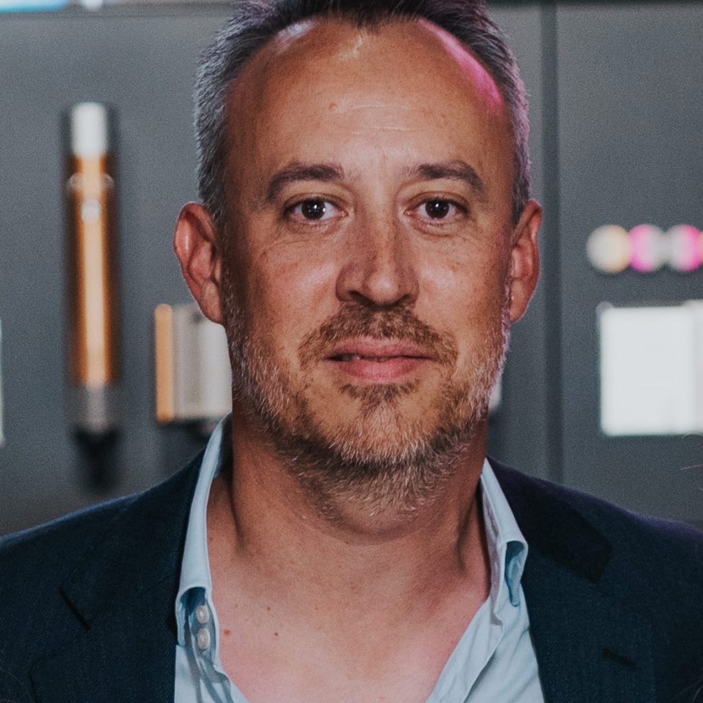 „Wir haben uns bewusst dazu entschieden, eigene Verkaufsflächen zu schaffen, um neue Impulse für den Handel, Einkaufszentren und die Innenstädte zu setzen“, Guillaume Lejarre, Managing Director, Dyson Deutschland.