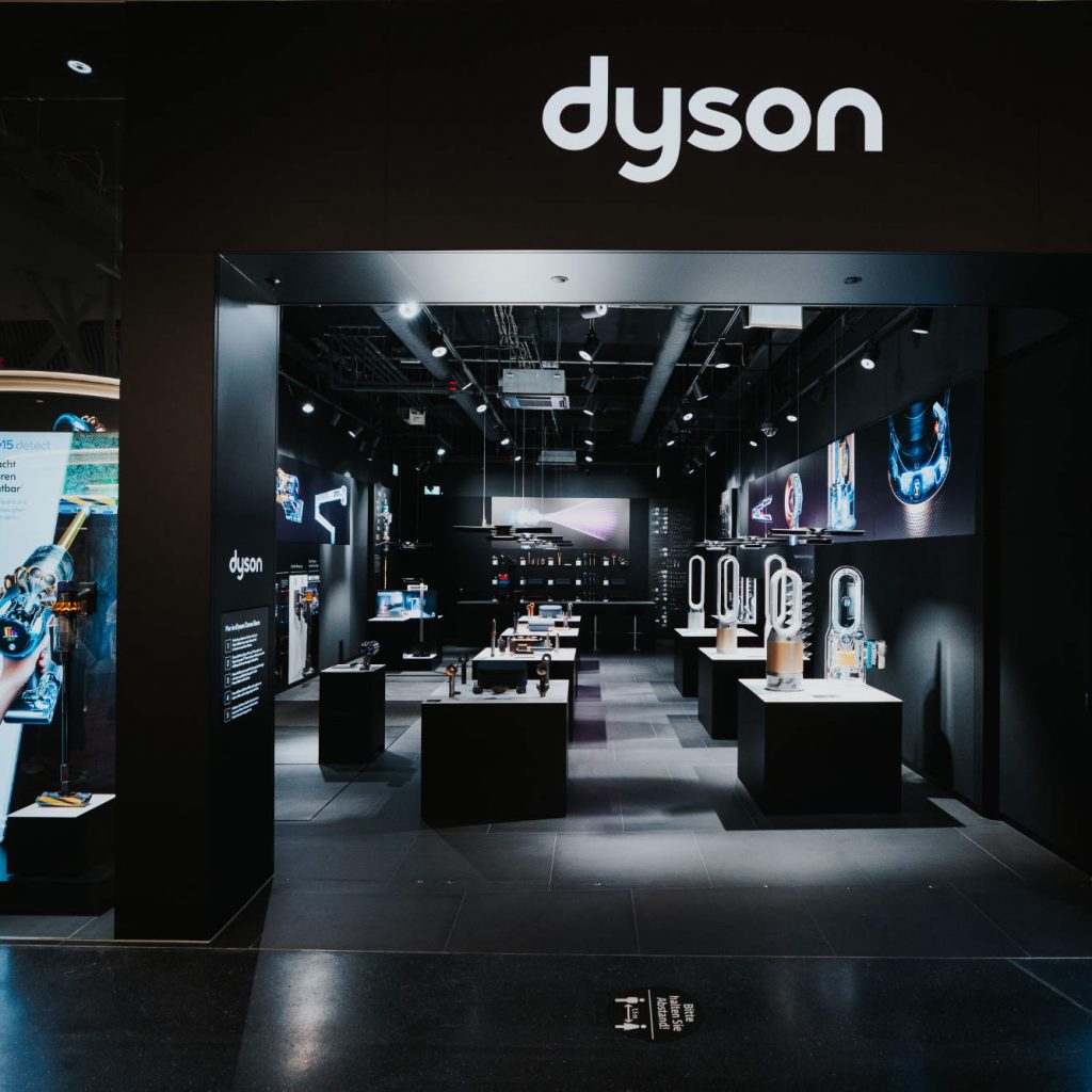 Fast wie in einem modernen Museum, stehen im Dyson Demo Store die Produkte im Vordergrund.