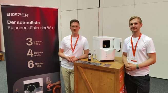Die beiden Jungunternehmer Moritz Schüller (l.) und Max Huber (r.) stellen zur IFA mit „Beezer“ den weltweit schnellsten luftbasierten Getränkekühler vor.