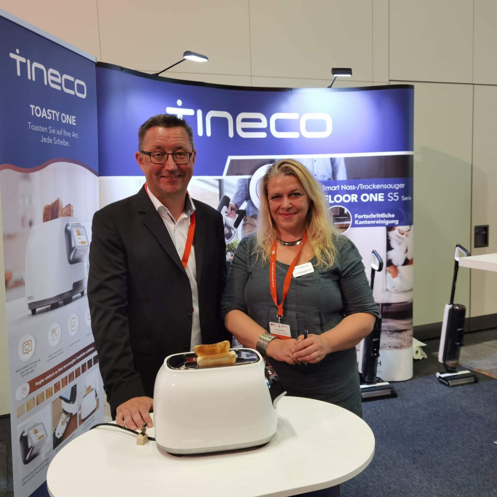 Die Innovation beim Bodenpflege-Spezialisten Tineco war ein Toaster. Auf unserem Foto: Marco Getz (General Manager) und Sandra Kittner (Marketing Manager).