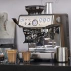 Sage Espressomaschine Barista Express Impress mit Druckhebel für unterstütztes Tampern.