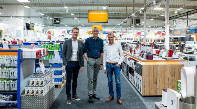 Philipp (l.) und Peter Meinecke (r.) zusammen mit Thorsten Meyerhoff (M.), Marktleiter in Uelzen.