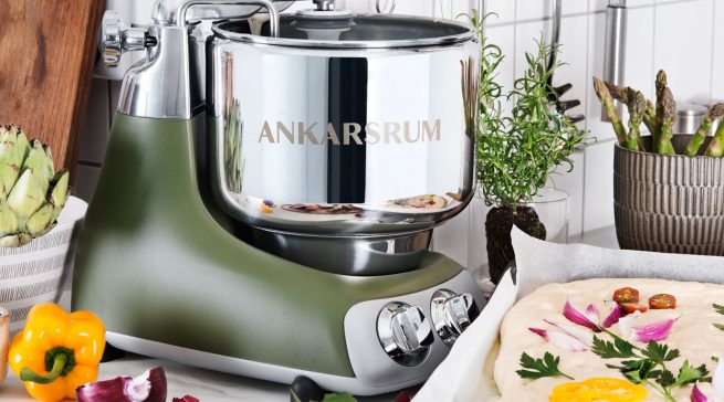 Jetzt auch in Olivgrün: Ankarsrum Küchenmaschine Assistent Original.