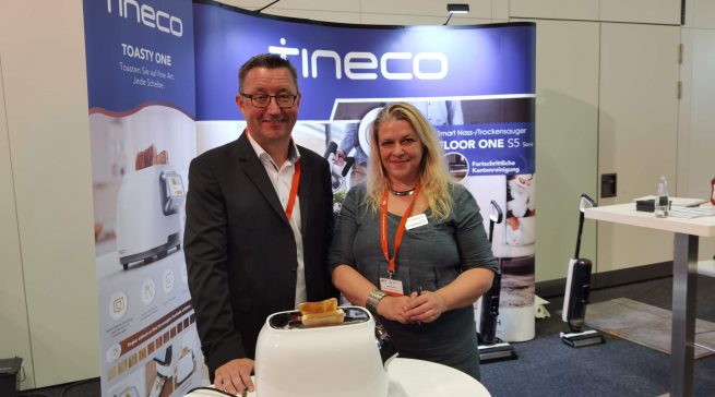 Eine Innovation vom Bodenpflege-Spezialisten Tineco ist ein Toaster. Auf unserem Foto: Marco Getz (General Manager) und Sandra Kittner (Marketing Manager).
