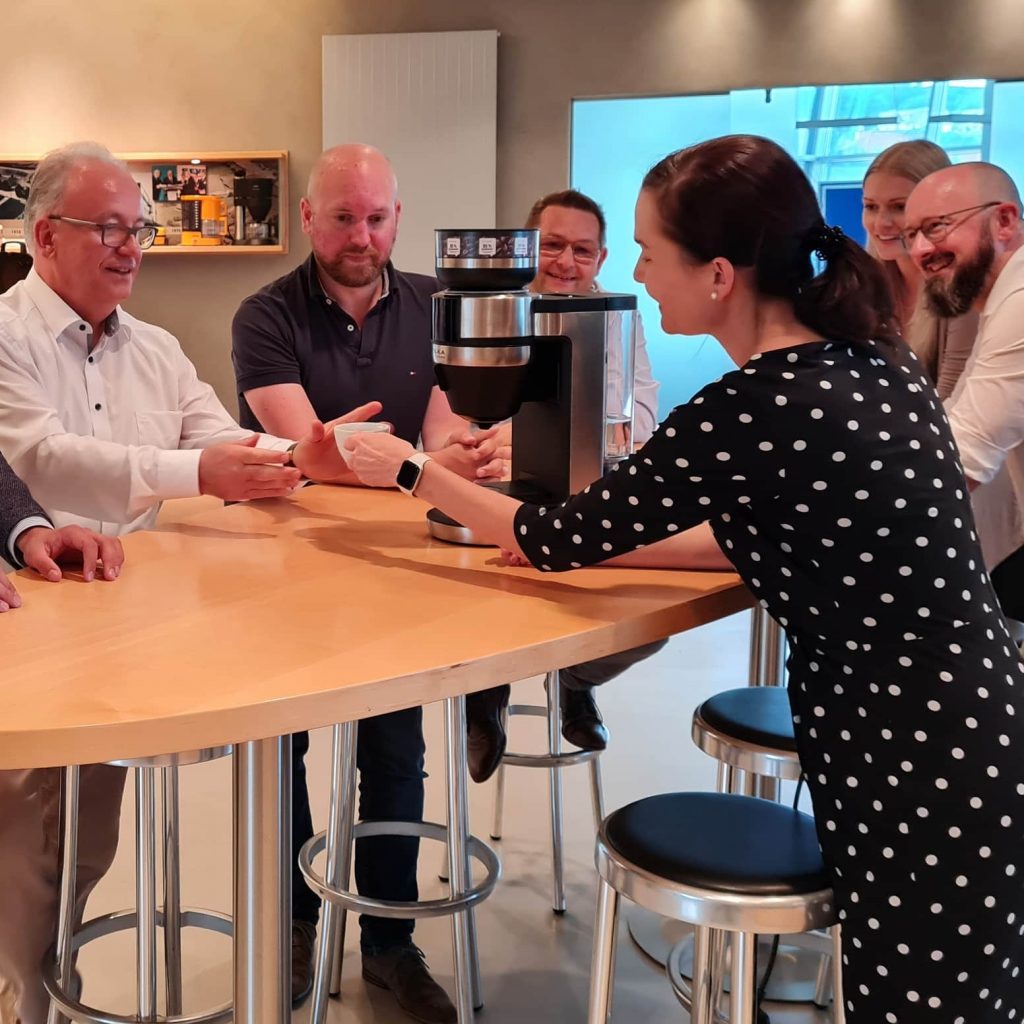 Den ersten Kaffee aus der neuen Filka kredenzte Dr. Joyce Gesing infoboard.de Chefredakteur Matthias M. Machan bereits Mitte Juli.