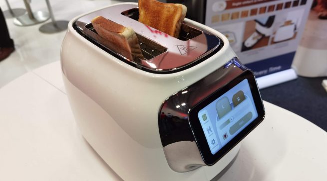 Toasty One ist ein smarter Toaster, der zwei Scheiben Toast mit unterschiedlichem Bräunungsgrad gleichzeitig toasten kann.