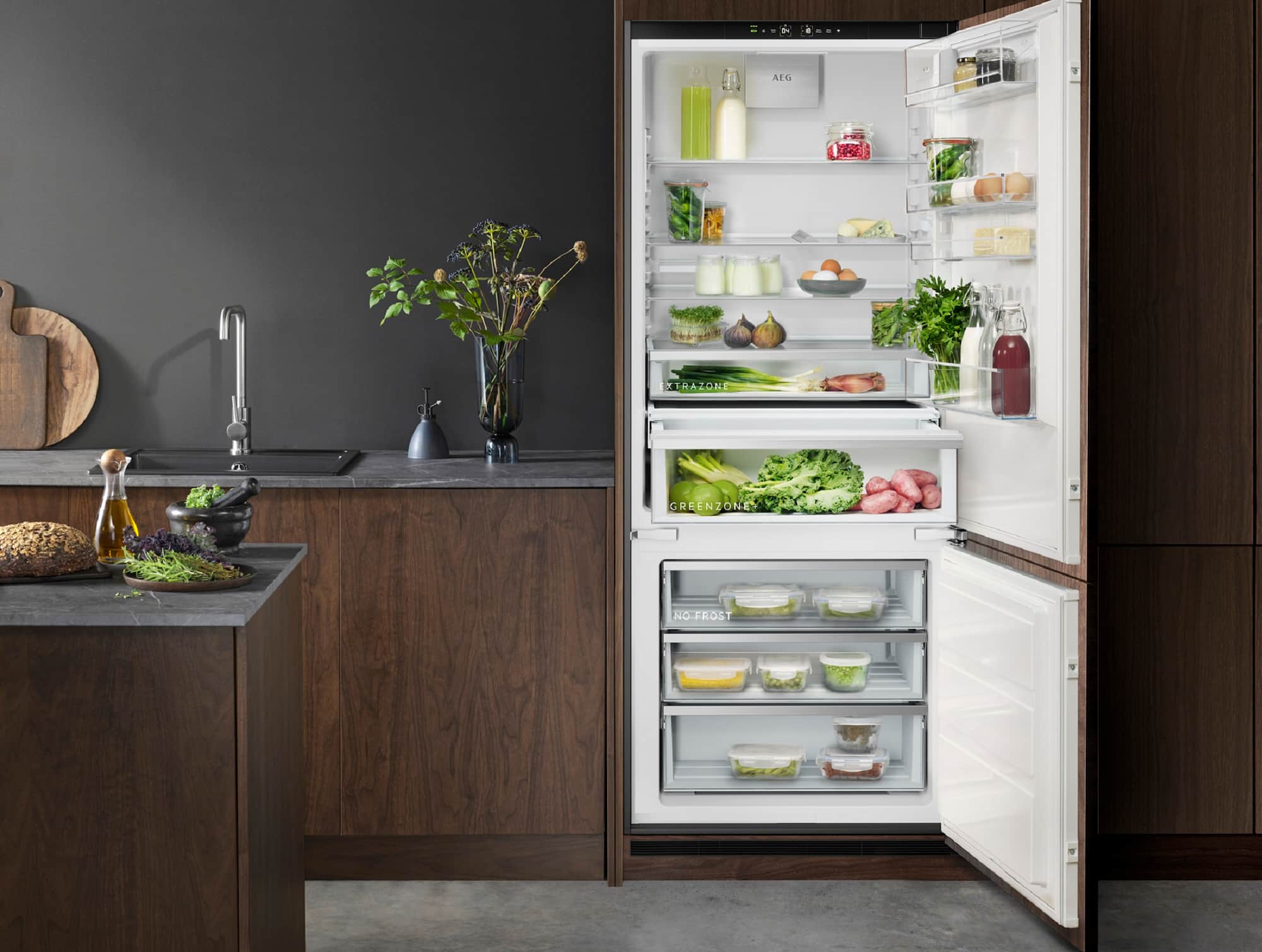 Bei den Küchengeräten stellte AEG eine neue Kühl- und Gefrierserie vor, die dabei hilft, Lebensmittelabfälle zu vermeiden. Darunter sind die Modelle 7000 GreenZone und GreenZone+ – Kühlschränke, deren Innenverkleidung aus bis zu 70% recyceltem Kunststoff besteht. 