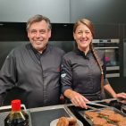 „Für alle, die mehr erwarten“: Im Kitchen Center in Löhne verwöhnte Christian Mittermeier die Gäste mit kulinarischen Kreationen, die auf Nachhaltigkeit setzen. Fotos: AEG, Machan