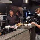 Top-Marken & spannende (Hausgeräte-)Innovationen, prominete Köche wie hier Christian Mittermeier und ein gewaltiges Medien-Interesse. Das ist die Küchenmeile A30. Foto: G. Wagner