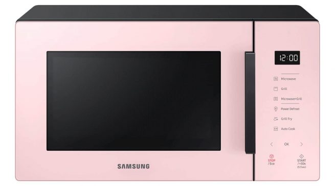 Setzen mit den Farben pastelliges Pink (Foto), elegantes Anthrazit, oder Beige bunte Akzente in der Küche: die neuen Bespoke Solo-Mikrowellen von Samsung.
