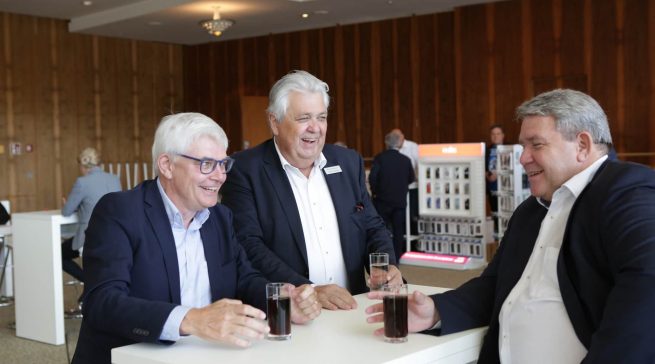 Karl Trautmann (l.) im Austausch mit seinem Vorstandskollegen Friedrich Sobol (r.). In der Mitte: Torsten Schimkowiak, Leiter Vertrieb bei EP.