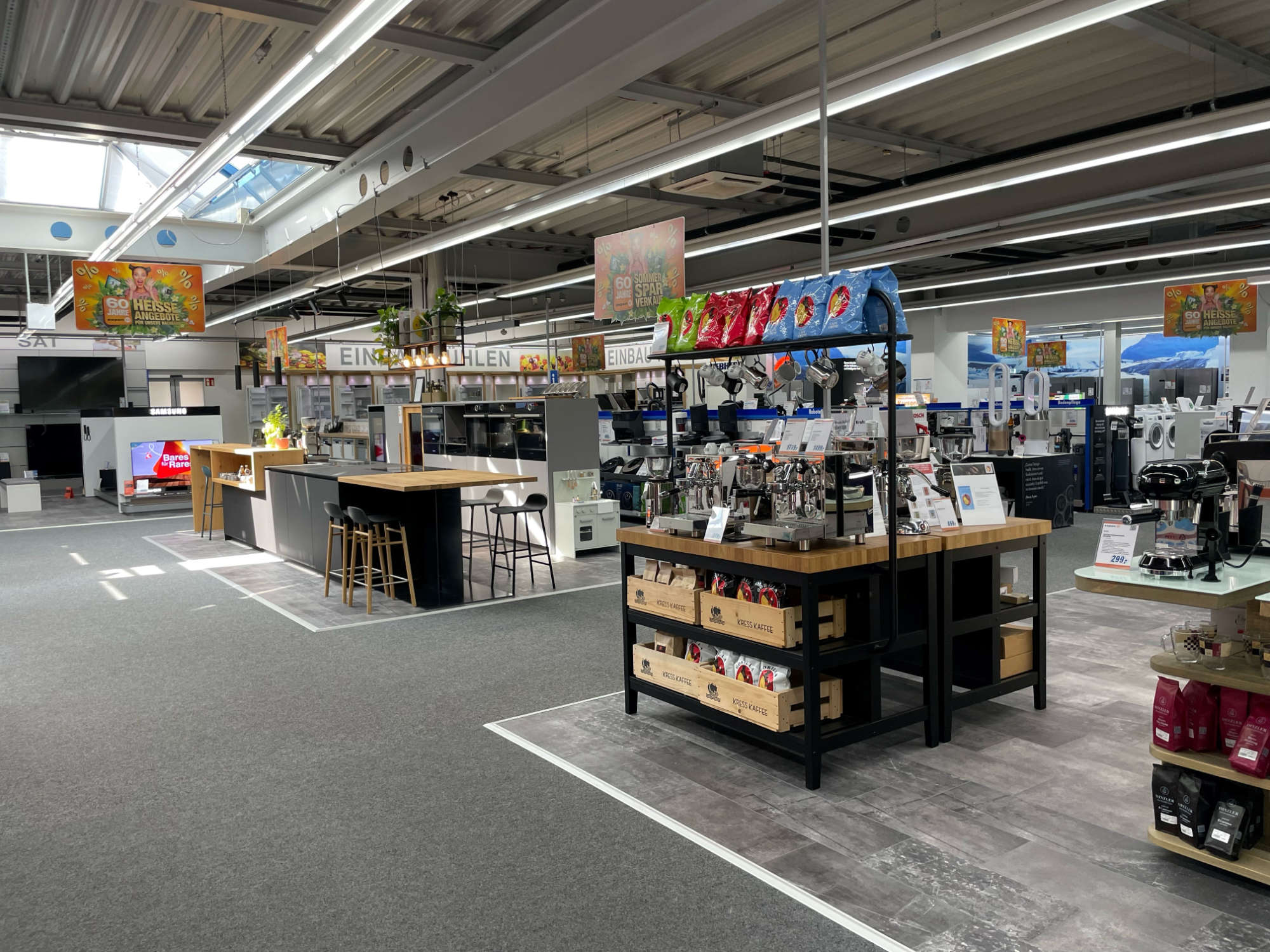 Eine neue Showküche (auf dem Foto links) ist der Mittelpunkt des Ladens und Treffpunkt von Kunden und Mitarbeitern.