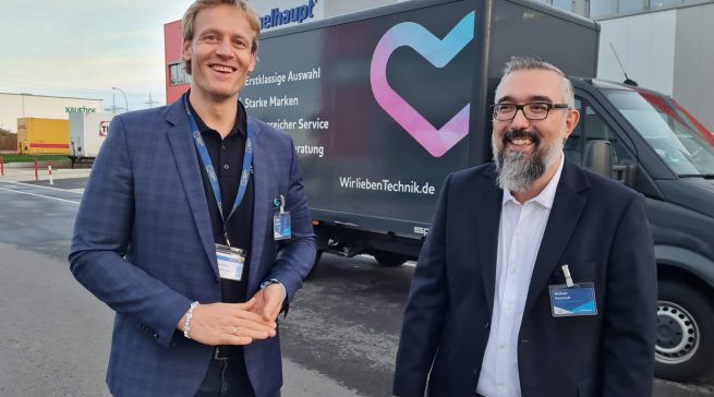 Endlich wieder eine vollwertige Hausmesse: Brömmelhaupt Geschäftsführer Robert Drosdek (l.) und Vertriebsleiter Michael Strempel (r.) freuen sich über die gelungene Premiere im neuen „Log Plaza“. Fotos: M. Machan