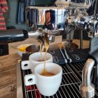 Kult-Getränk Kaffee: Espresso aus der Siebträger-Maschine. Foto: Machan
